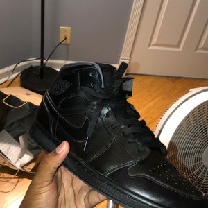 (2018) Triple black jordan 1 mid